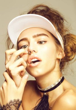 Güzel kız Hızma görünüyor