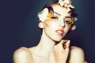 Kız çiçek makyaj ile