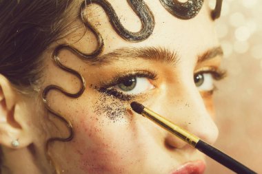 Tatil glitter göz farı makyaj güzel kız