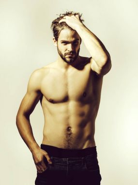 Yakışıklı kaslı seksi adam.