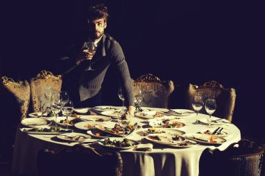 Yakışıklı adam içki şarap