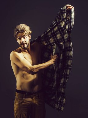 kaslı seksi adam demir ile