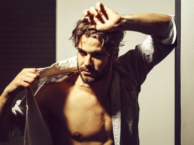 Yakışıklı adam kas gövde gösterir