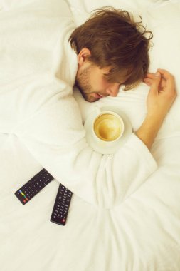 sakallı adam yatakta uzaktan kumandalı
