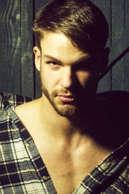 Kareli gömlekli adam