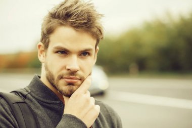 Genç çekici adam sakallı