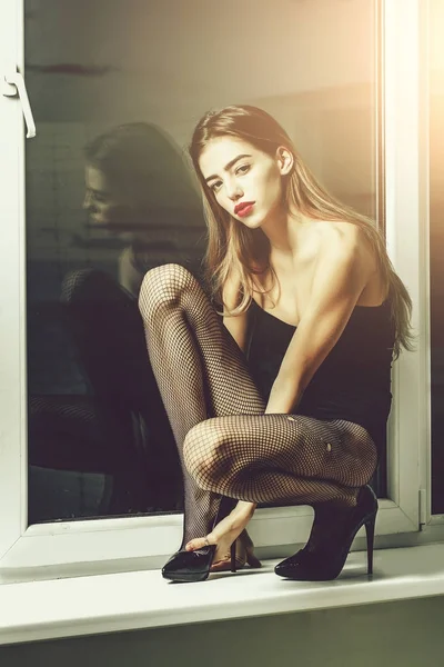 Модна сексуальна дівчина у вікні — стокове фото