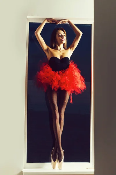 Sexy bailarina chica en ventana —  Fotos de Stock
