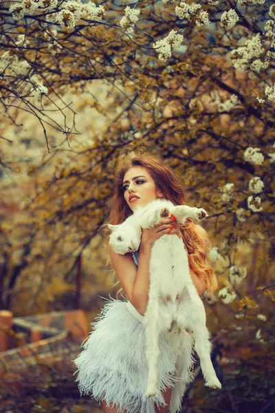 Küçük keçi ile şehvetli kadın — Stok fotoğraf