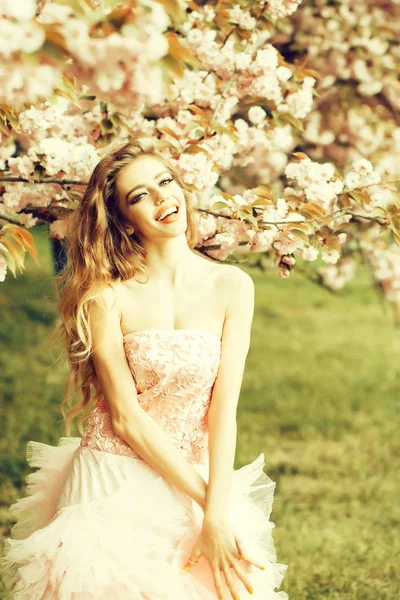 Fashionabla kvinna i blossom — Stockfoto