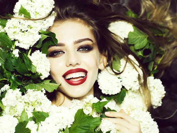 Mujer sonriente en flor blanca —  Fotos de Stock