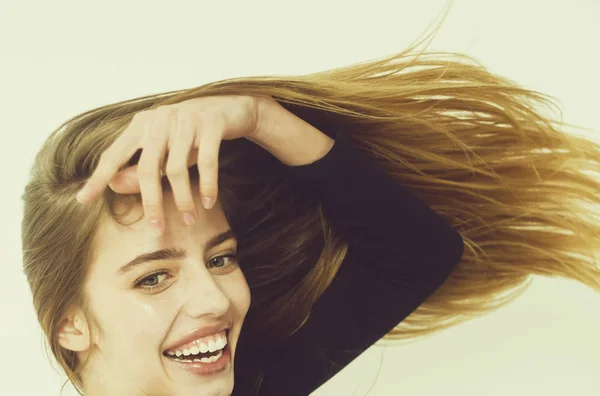 Счастливая красивая девушка с длинными светлыми волосами — стоковое фото
