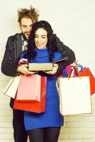 Lyckliga paret efter shopping — Stockfoto