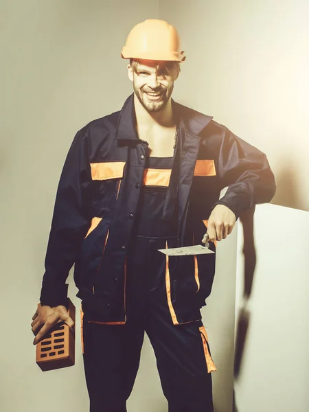 Homem feliz sorridente construtor — Fotografia de Stock