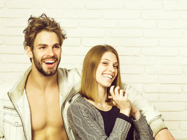Feliz joven pareja risa —  Fotos de Stock