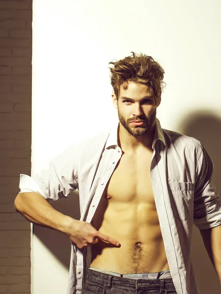 Yakışıklı adam veya kas maço