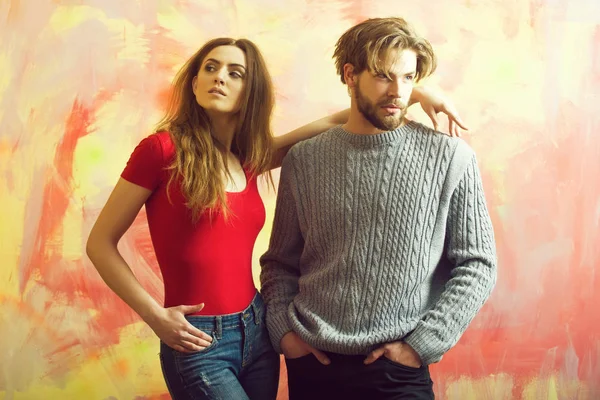 Güzel kız sarılma sakallı adam