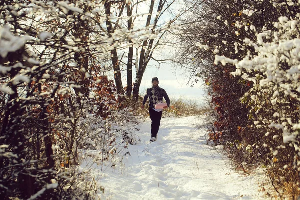 Kışın hediye ile mutlu adam