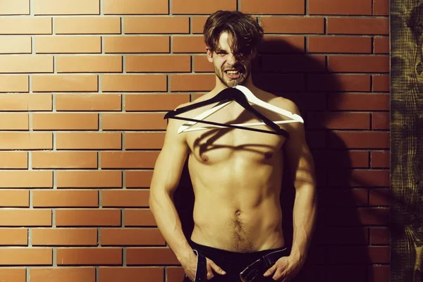 Sakallı kas maço adam hipster seksi vücut ile askı tutan