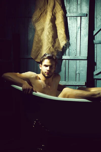 英俊的男人，在浴 — 图库照片