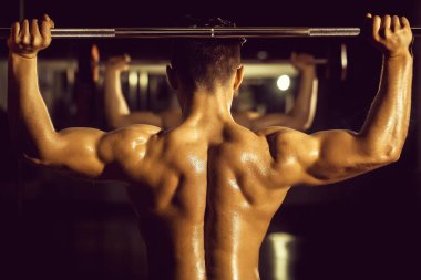 kaslı adam spor salonunda eğitim