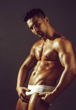 Yakışıklı adam veya kas maço