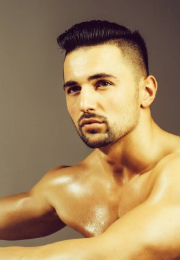 Yakışıklı adam veya kas maço