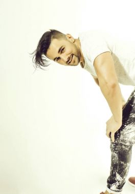 neşeli yakışıklı adam