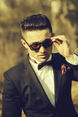 yakışıklı erkek takım elbise ve güneş gözlüğü