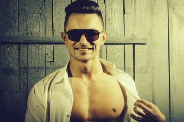 Bir serin şaşırtıcı şehvetli genç