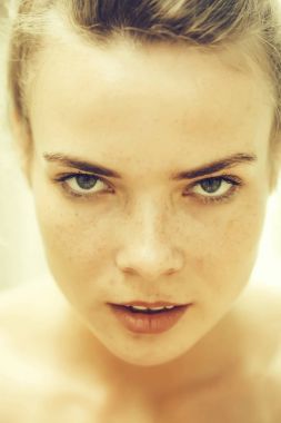 Yüzündeki çiller ile seksi kız