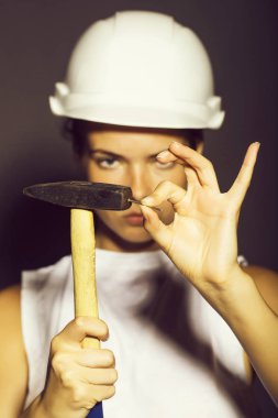 Kız repairer çekiç ile