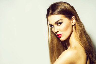 Kırmızı dudaklar ve uzun saç, kopya alanı ile güzel kız