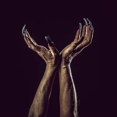 Uzun tırnaklı yaşlı kadın elleri