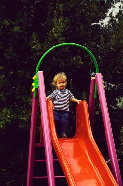 Şirin bebek çocuk slayt üzerinde