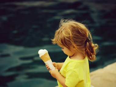 Erkek bebek dondurma yiyor