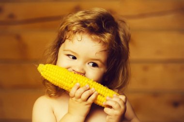 sarı mısır yeme komik küçük çocuk çocuk