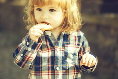 küçük çocuk açık