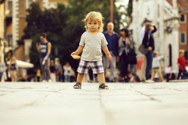 Kaldırımda topuz ile erkek bebek 
