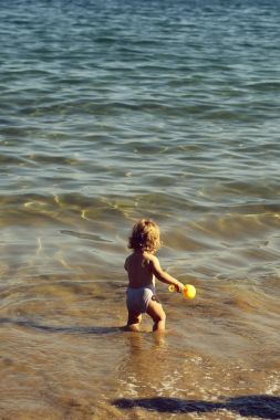 Deniz suyundaki küçük çocuk