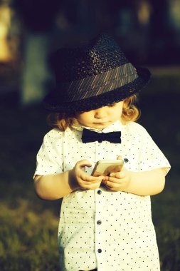 Retro cep telefonu çocukla