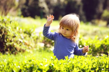 Küçük çocuk açık