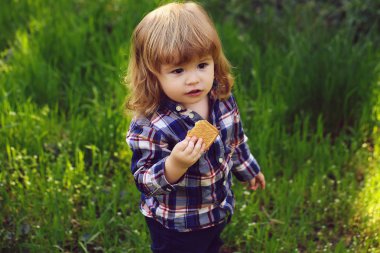 Küçük çocuk açık