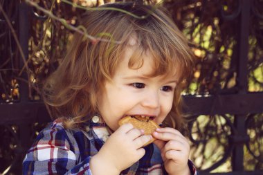 küçük çocuk açık