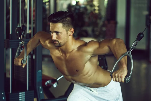 Musculoso hombre entrenamiento en gimnasio — Foto de Stock