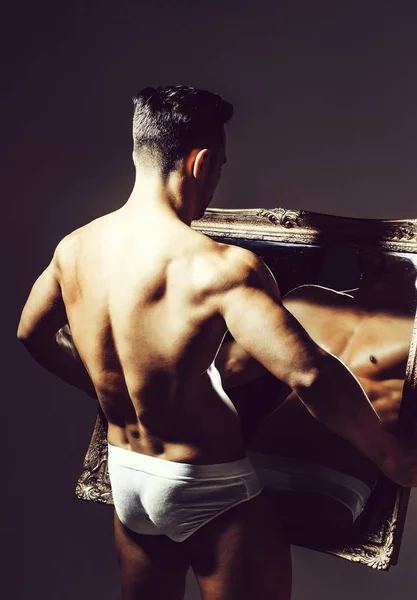 Stilig muskulös bodybuilder spegel — Stockfoto