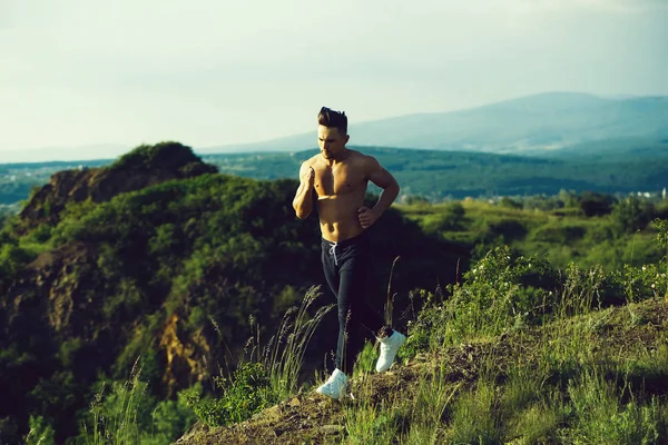 Sexy muscular hombre corriendo al aire libre —  Fotos de Stock