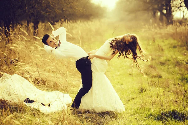 Sexy šťastný Svatební pár — Stock fotografie