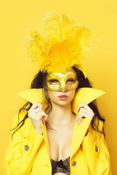 Bella ragazza in maschera di carnevale — Foto Stock