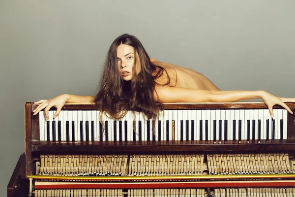 Голая красивая девушка на ретро-фортепиано — стоковое фото
